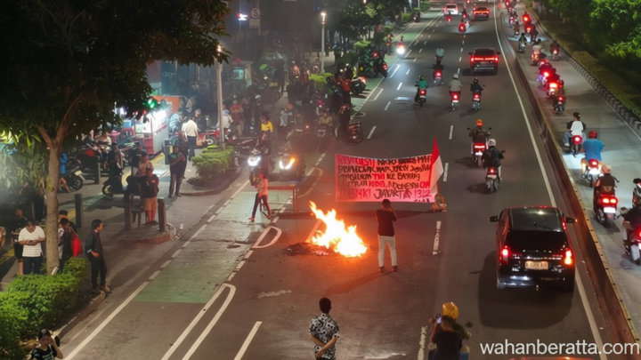 Massa Demo Sempat Bakar Sampah di Jalan Salemba Jakpus – Kini Sudah Kondusif