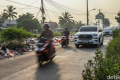 Solving Problems: Tumpukan Sampah Liar Meluber ke Jalan, Ganggu Pengendara