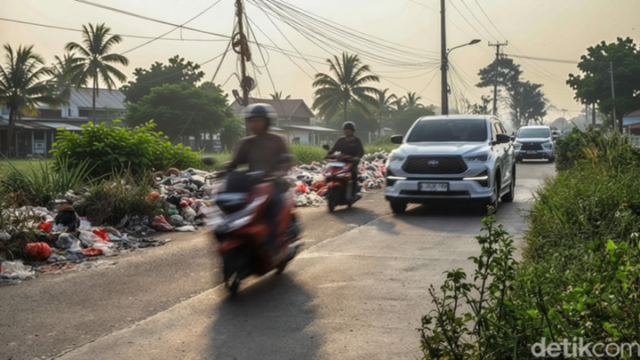 Solving Problems: Tumpukan Sampah Liar Meluber ke Jalan, Ganggu Pengendara