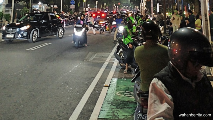 Facing Challenges: Ditertibkan Dishub, Parkir Liar di Senopati Jaksel Masih Terjadi Malam Ini