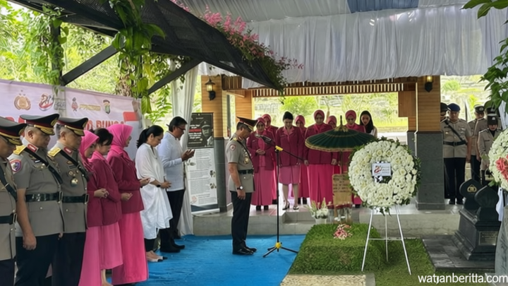 What Happened During: Polri Ziarah ke Makam Hoegeng Jelang Hari Bhayangkara Ke-80