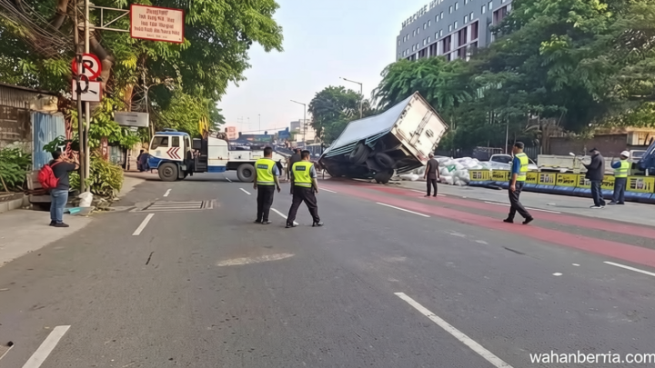 Visit Agenda: Kronologi Mobil Box Terguling di Jakbar Bikin Muatan Biji Plastik Berserakan