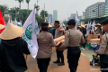Solution For: Polisi Bagikan Snack ke Petani Bercaping yang Aksi di DPR
