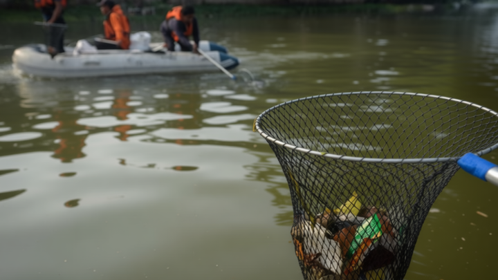 Peringati Hari Lingkungan Hidup – Petugas dan Warga Bersihkan Sungai Cisadane