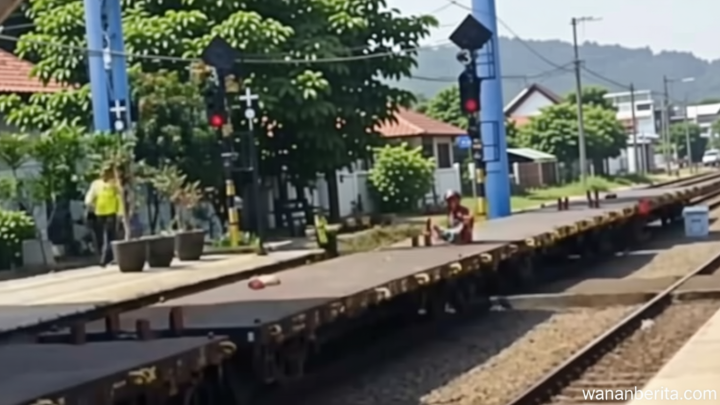 Viral Pria Nebeng Kereta Barang di Jatinegara – Sempat Dadah-dadah ke Petugas