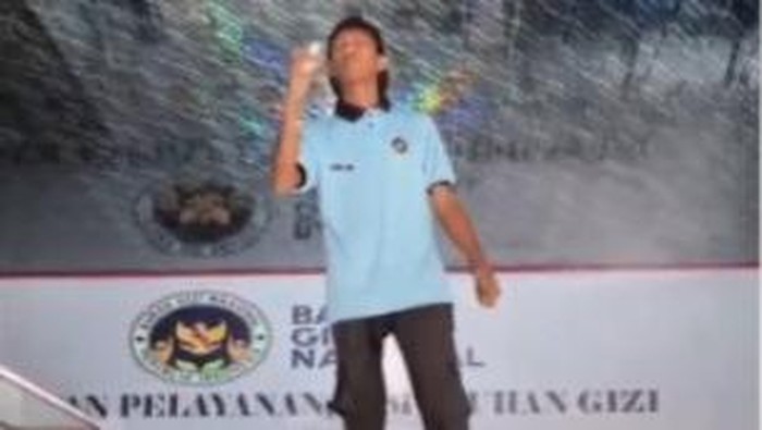aksi-relawan-sppg-di-brebes-atraksi-memakan-kaca-lampu-neon-foto-diunggah-kamis-1162026-1781230822791_169