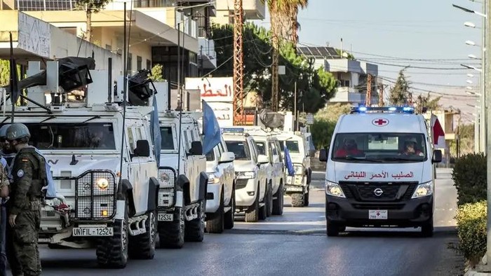 ambulan-palang-merah-lebanon-melewati-kendaraan-lapis-baja-milik-unifil-di-lebanon_169