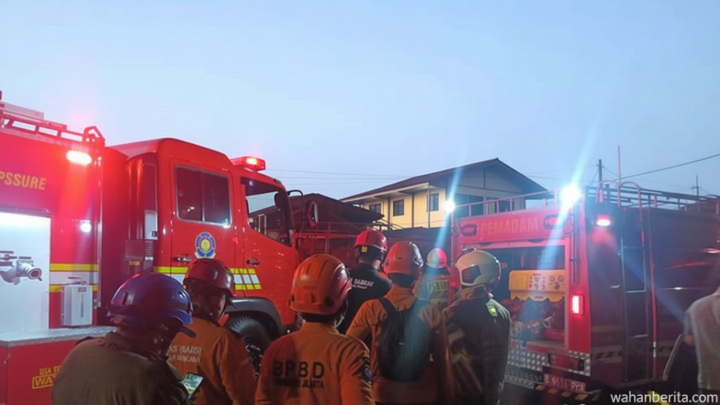 35 Mobil dan 165 Personel Damkar Kini Tangani Kebakaran Rumah di Kemayoran