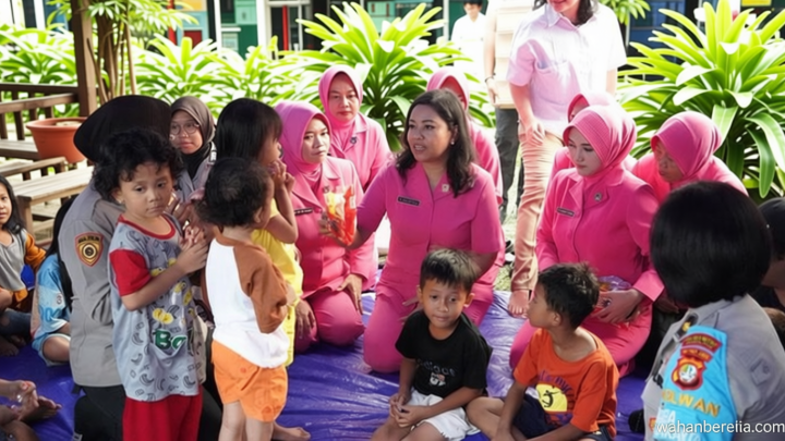 Important Visit: Bhayangkari Beri Bantuan dan Trauma Healing Korban Kebakaran Kemayoran