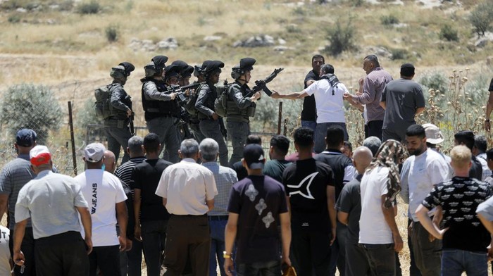 bentrokan-di-hebron-tiga-warga-palestina-terluka-1780728521440_169