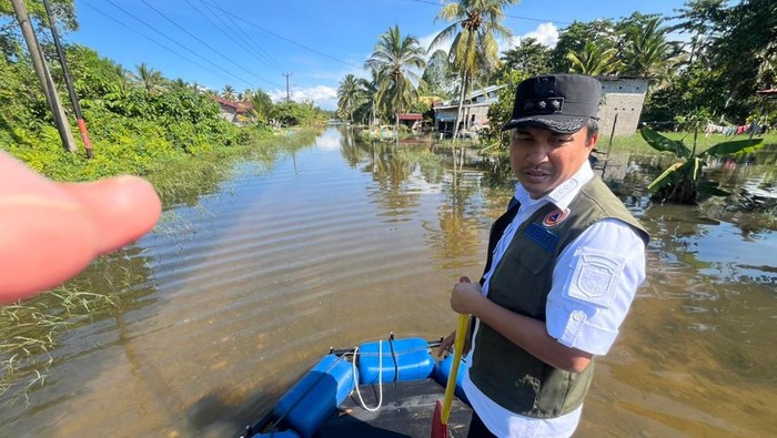 bupati-luwu-utara-andi-abdullah-rahim-saat-meninjau-banjir-di-wilayahnya-dokumen-istimewa-1780476673158_169