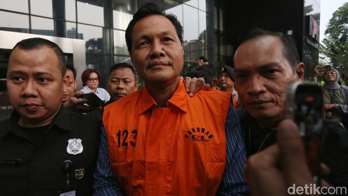 dari-kursi-bupati-ke-balik-jeruji-edison-resmi-ditahan-kpk-1781000063693_169