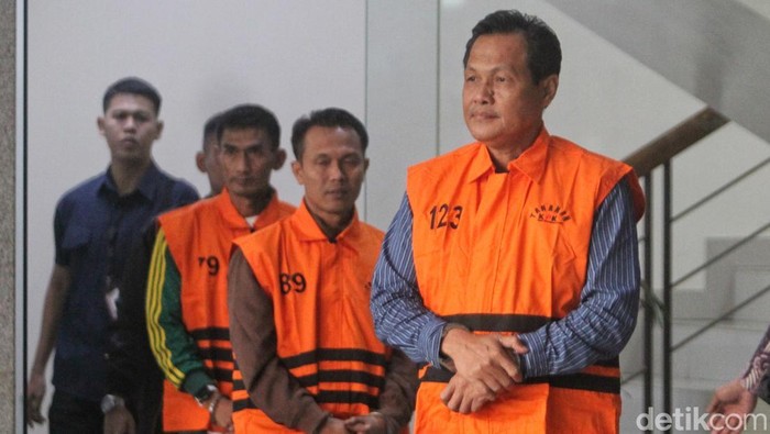 dari-kursi-bupati-ke-balik-jeruji-edison-resmi-ditahan-kpk-1781000063758_169