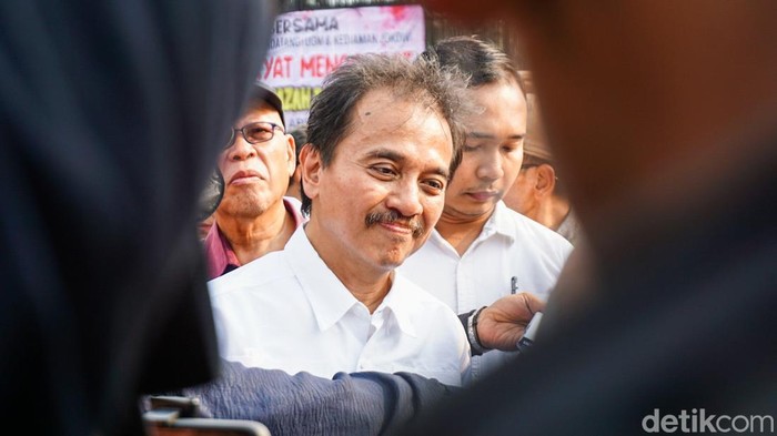 demo-di-dpr-roy-suryo-tuntut-jokowi-buka-ijazah-ke-publik-1776334386098_169