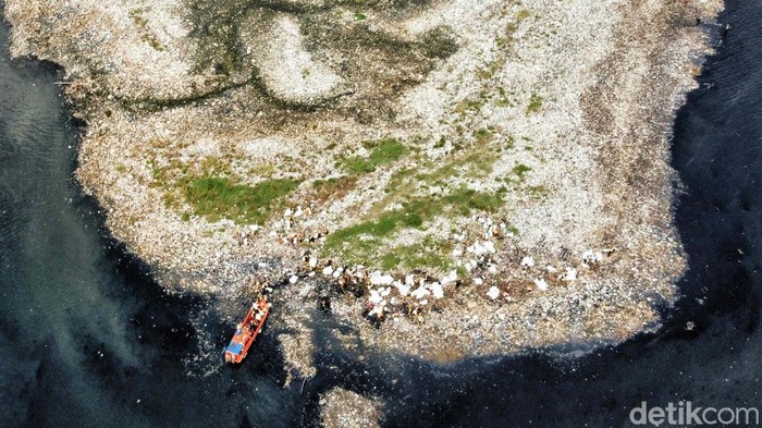 foto-udara-pulau-sampah-di-muara-angke-4_169