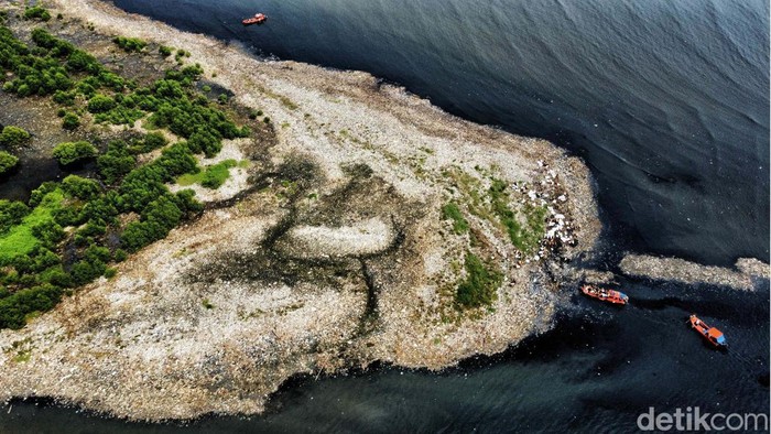 foto-udara-pulau-sampah-di-muara-angke_169