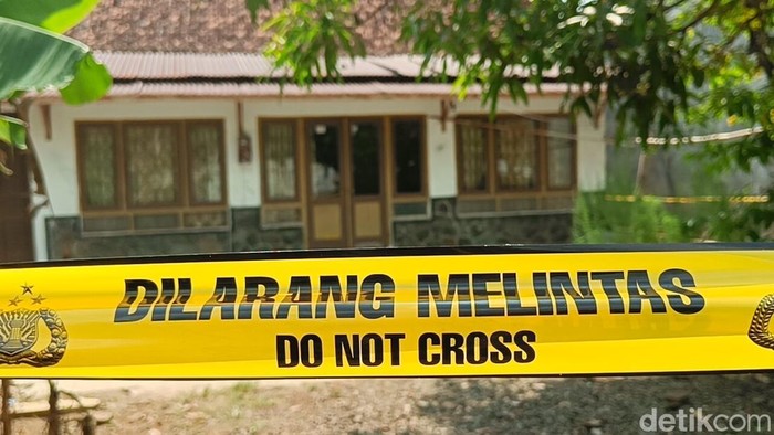 garis-polisi-di-lokasi-temuan-dua-mayat-wanita-diduga-korban-pembunuhan-di-desa-patikraja-kabupaten-banyumas-jumat-1262026-1781255454128_169