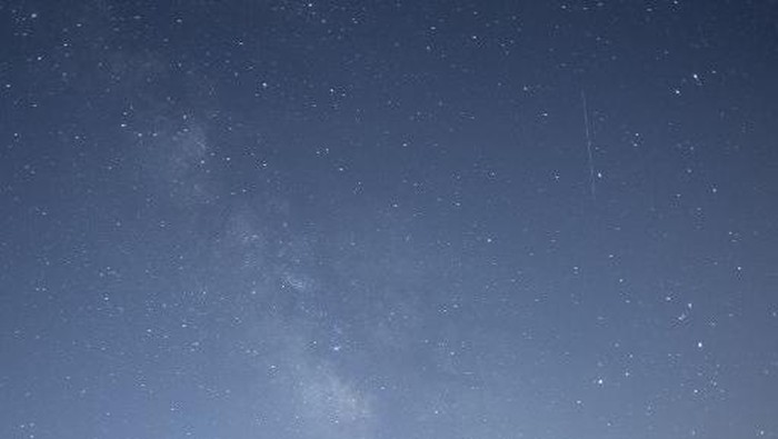 ilustrasi-meteor-melesat-melintasi-langit-dengan-latar-belakang-gugusan-bintang-terlihat-selama-hujan-meteor-di-ronda-andalusi-1780211015068_169