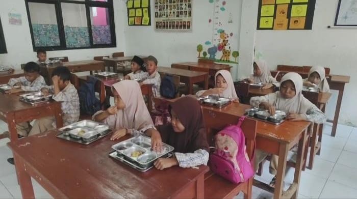 ilustrasi-siswa-menyantap-makanan-makan-bergizi-gratis-1762869200219_169