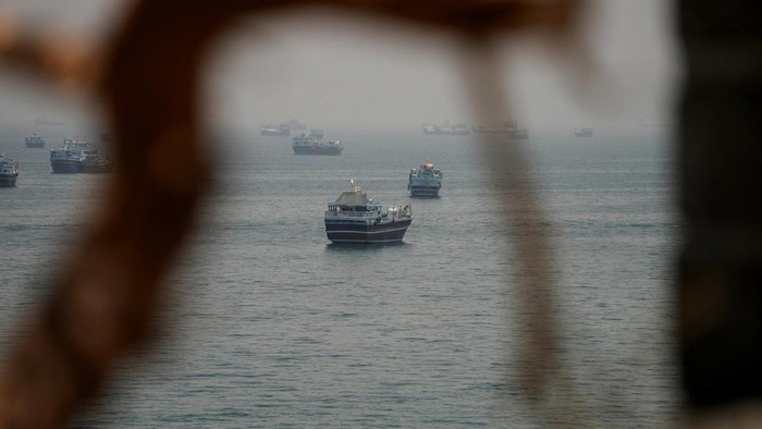 jalur-minyak-dunia-jadi-sorotan-deretan-kapal-padati-selat-hormuz-1781172015753_169