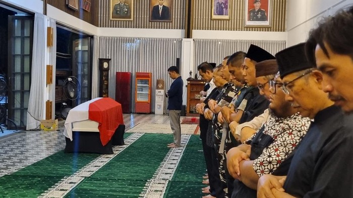 jenazah-eks-menteri-pertahanan-ryamizard-ryacudu-disalatkan-di-kediamannya-di-perumahan-puri-wira-bhakti-11b-cikeas-bogor-1780229594445_169