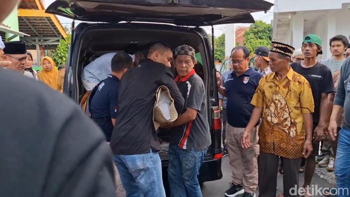 jenazah-ys-saat-diturunkan-dari-mobil-ambulans-di-purwakarta-1781526706467_169