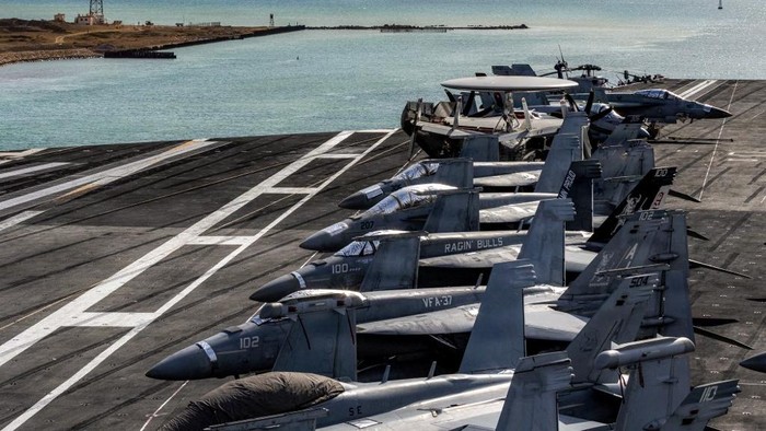 jet-tempur-fa-18-super-hornet-milik-as-lepas-landas-dari-kapal-induk-uss-gerald-r-ford-dalam-foto-pada-5-maret-lalu-1778307413975_169