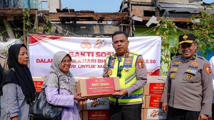 kakorlantas-polri-irjen-agus-suryonugroho-memberikan-paket-bantuan-sembako-ke-warga-korban-terdampak-kebakaran-di-kawasan-pasa-1780914975377_169