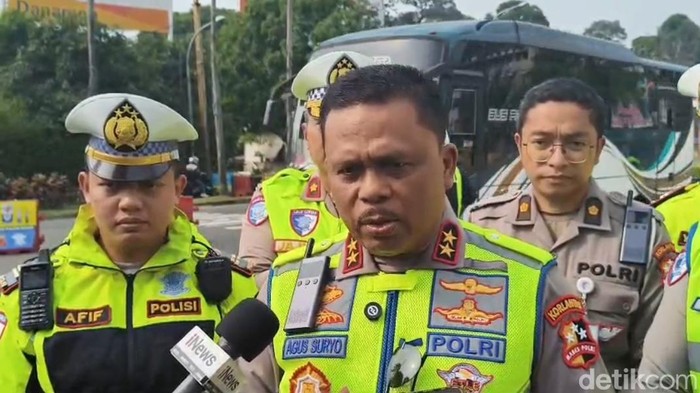 kakorlantas-polri-irjen-agus-suryonugroho-menyampaikan-tercatat-hampir-40-ribu-kendaraan-melintas-di-puncak-bogor-dalam-kurun-1780310607472_169