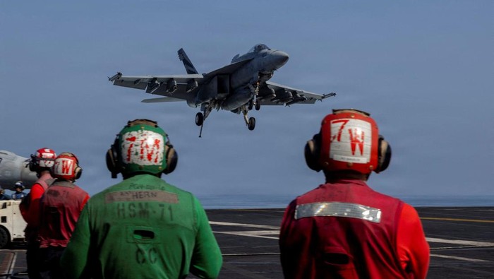 kapal-induk-as-luncurkan-jet-tempur-untuk-serang-iran-1772516506506_169