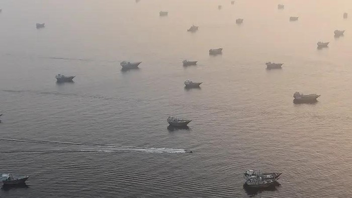 kapal-kapal-berlayar-di-selat-hormuz-terlihat-dari-wilayah-oman-1782207424573_169