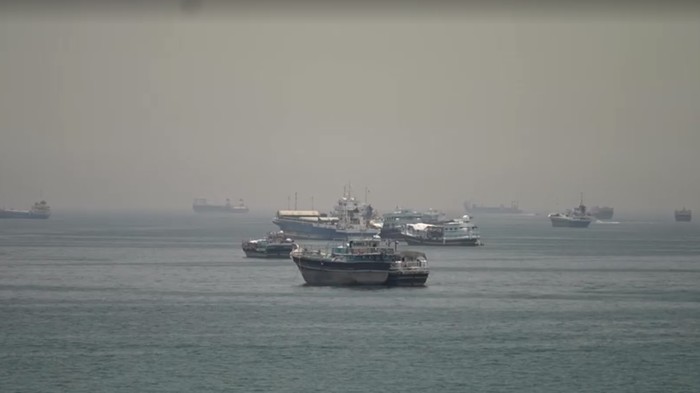 kapal-kapal-markir-di-selat-hormuz-1779783794849_169