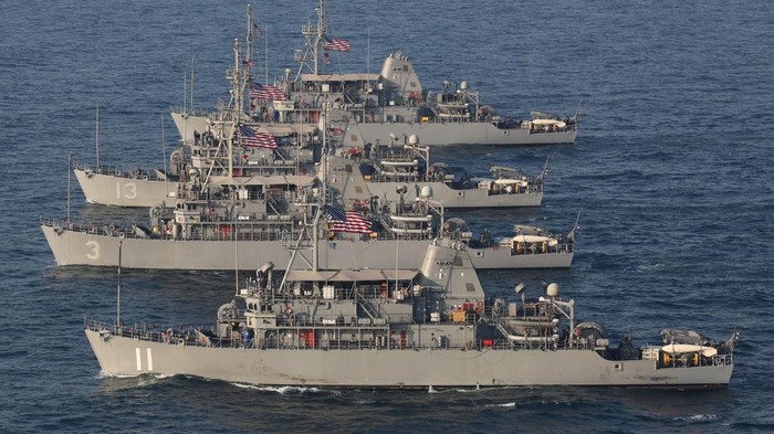 kapal-kargo-iran-dilumpuhkan-kapal-perang-as-di-teluk-oman-1776666569413_169