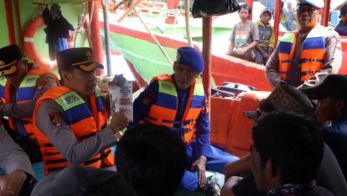 kapolres-kepulauan-seribu-akbp-argadija-putra-turun-melakukan-patroli-laut-dalam-rangka-jaga-jakarta-on-the-spot-1780476526099_169
