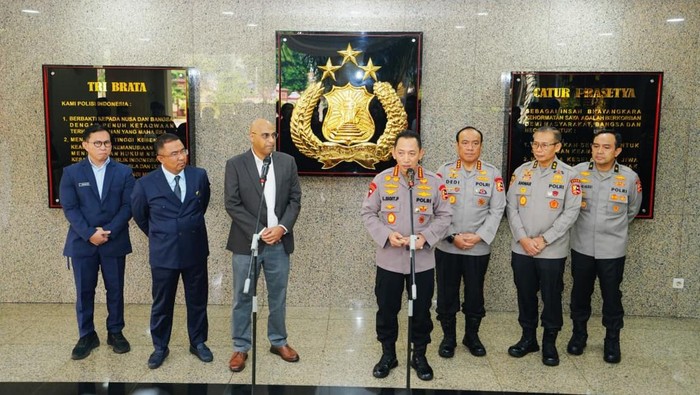 kapolri-jenderal-listyo-sigit-prabowo-menerima-penyerahan-sertifikat-kurikulum-internasional-atau-ib-diploma-programme-ibdp-da-1781168435848_169