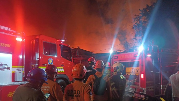 Api Masih Nyala – Kini 33 Mobil Damkar Dikerahkan ke Kebakaran Rumah Kemayoran