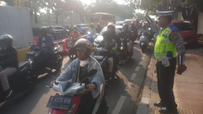 kemacetan-terjadi-di-jalan-tb-simatupang-jakarta-selatan-jaksel-kemacetan-imbas-adanya-proyek-galian-dok-tmc-polda-metro-jaya-1780367923802_169