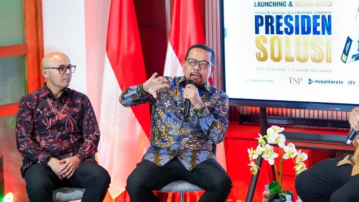 kepala-bakom-m-qodari-serta-asisten-khusus-presiden-dirgayuza-dan-agung-gumilar-di-peluncuran-buku-presiden-solusi-digelar-di-1780940035614_169