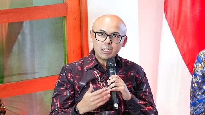 kepala-bakom-m-qodari-serta-asisten-khusus-presiden-dirgayuza-dan-agung-gumilar-di-peluncuran-buku-presiden-solusi-digelar-di-1780940035694_169