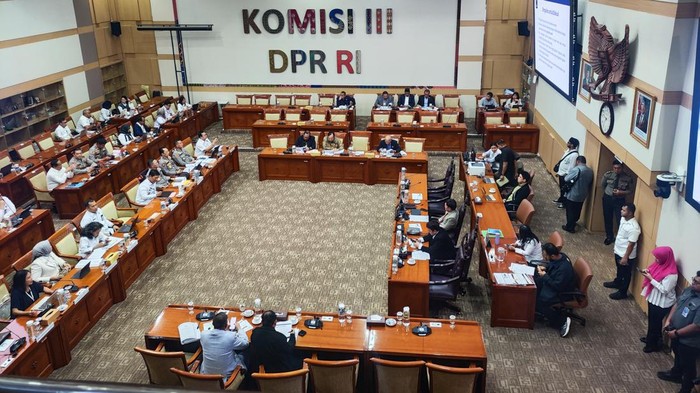 komisi-iii-dpr-bahas-ruu-polri-1780889664159_169