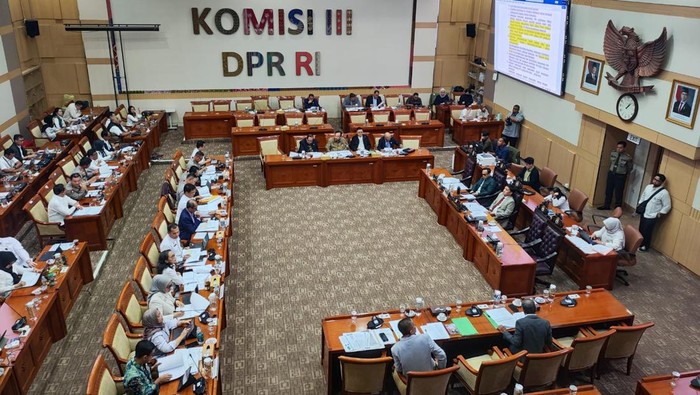 komisi-iii-dpr-dan-wamenkum-rapat-panja-bahas-dim-ruu-polri-1780899437038_169