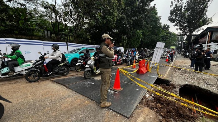 kondisi-lalu-lintas-di-jalan-amblas-jalan-raya-lenteng-agung-jakarta-selatan-sabtu-3052026-1780119260348_169
