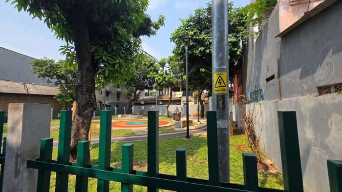 lokasi-bocah-dibully-hingga-tersetrum-tiang-listrik-di-taman-kramat-jakarta-pusat-1781249059515_169