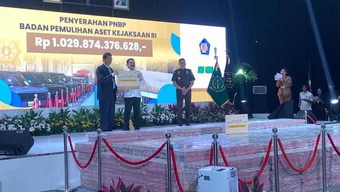 menteri-keuangan-menkeu-purbaya-yudhi-sadewa-saat-menghadiri-penyerahan-pnbp-di-kejagung-1781493259476_169