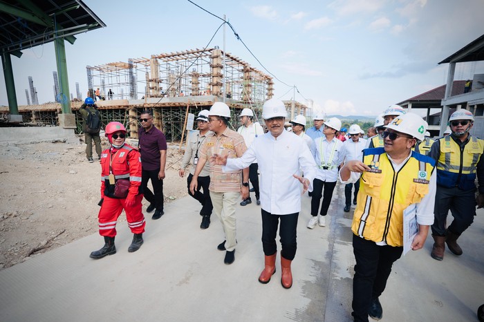 menteri-sosial-saifullah-yusuf-atau-gus-ipul-meninjau-langsung-pembangunan-sekolah-rakyat-permanen-di-kabupaten-kupang-nusa-te-1780226904007