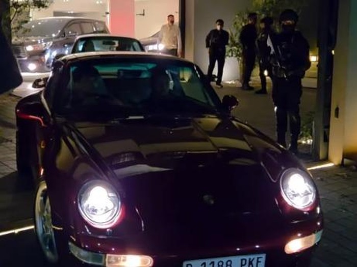 mobil-merek-porsche-yang-disita-kpk-dari-rumah-silmy-karim-taufiqdetikcom-1780889869837_43