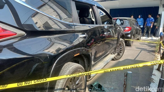 mobil-pajero-milik-nasabah-bank-di-brebes-yang-dipecah-kacanya-oleh-kawanan-pencuri-senin-1562026-1781532634814_169