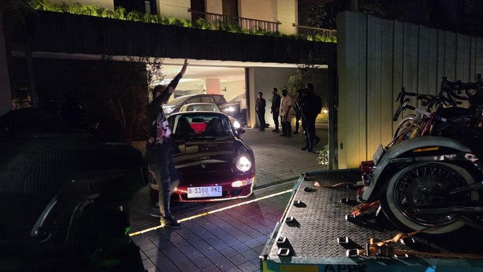 mobil-porsche-diangkut-dari-rumah-silmy-karim-1780662715173_169