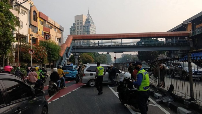 mobil-tabrak-pagar-pembatas-jalan-di-pasar-senen-jakpus-dok-tmc-polda-metro-1781225127815_169