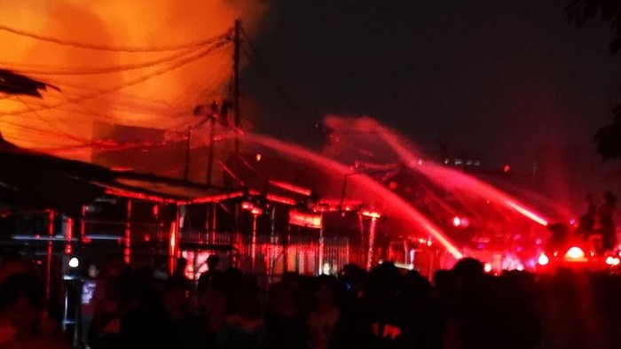 Polisi Kerahkan 200 Personel Evakuasi Warga Terdampak Kebakaran di Kemayoran